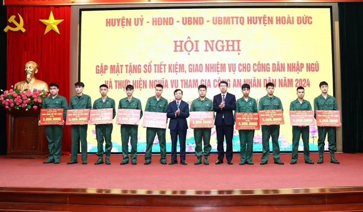 Huyện Hoài Đức: Trao tặng sổ tiết kiệm cho 179 tân binh chuẩn bị nhập ngũ