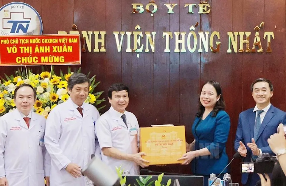 Nhiều hoạt động thăm, chúc mừng các bệnh viện và thầy thuốc ưu tú