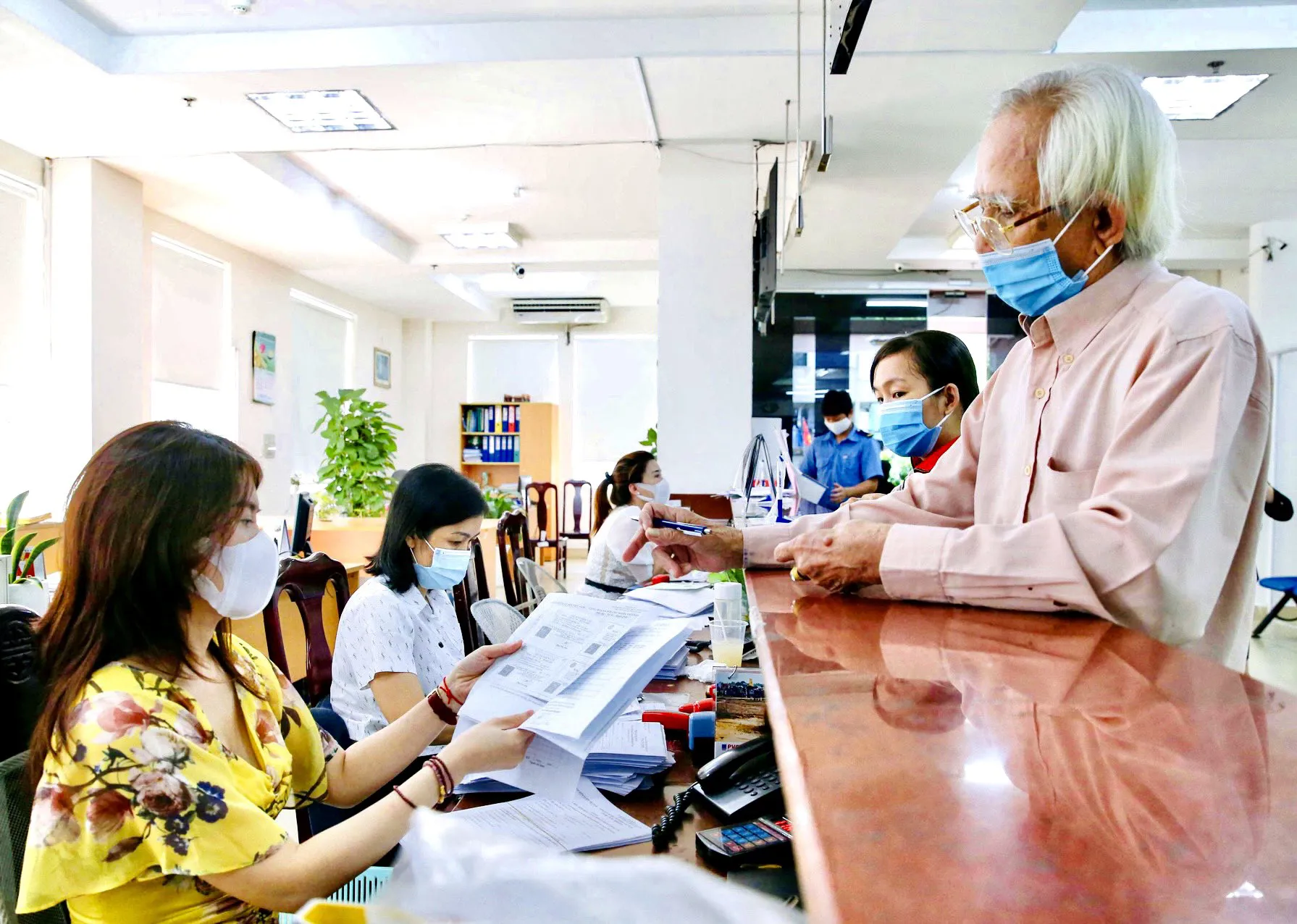 Tuổi nghỉ hưu của viên chức trong năm 2024 ra sao?