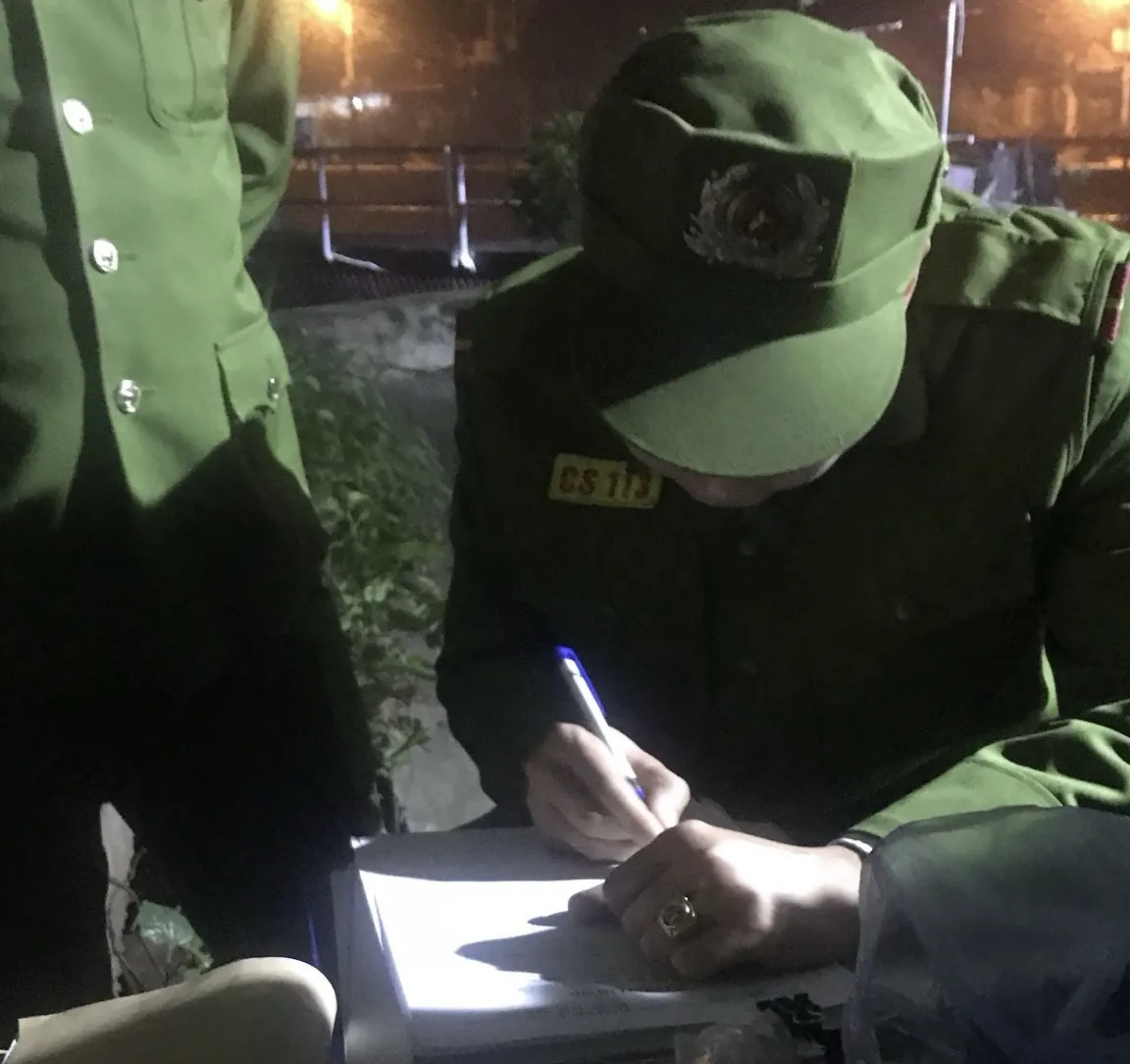 Công nhân thoát nước kịp thời cứu người có ý định nhảy cầu tự tử