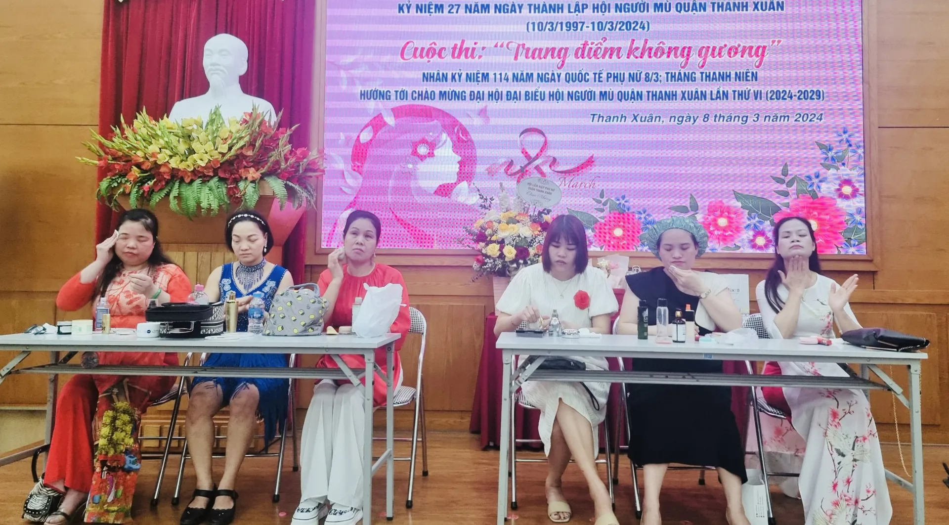 Những phụ nữ khiếm thị trang điểm không gương