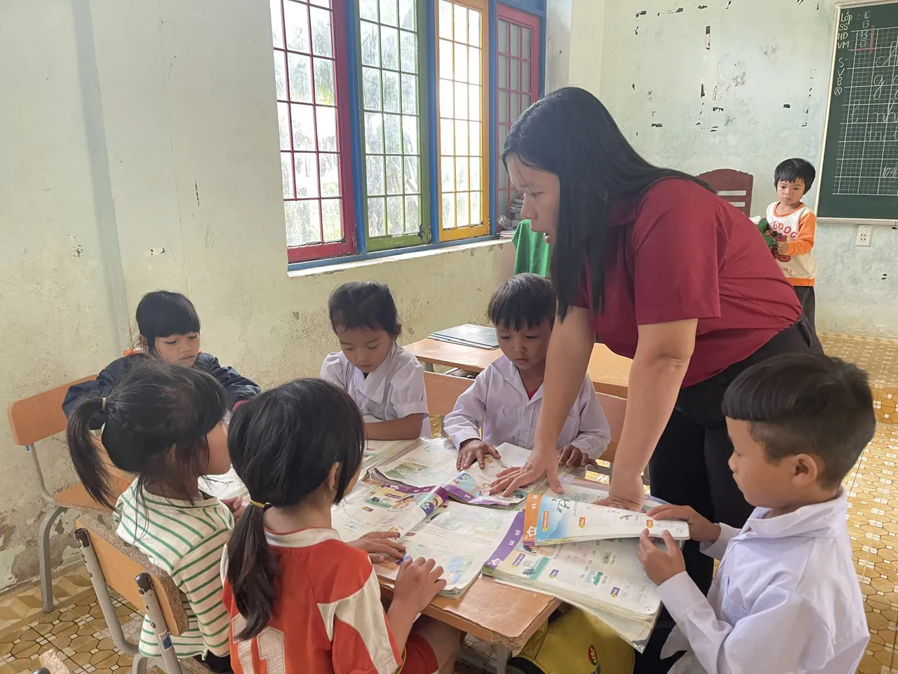 Những “bông hoa” cắm bản vùng cao 