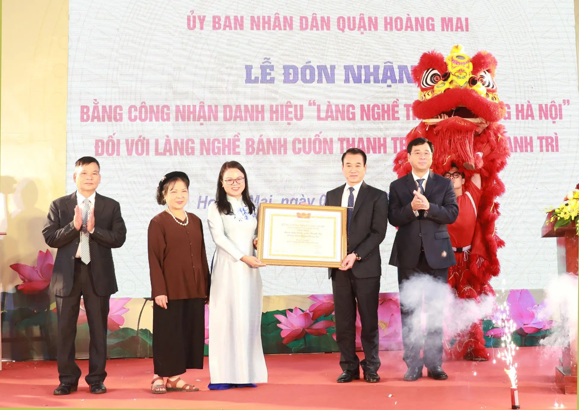 Hoàng Mai: Bánh cuốn Thanh Trì đón bằng công nhận làng nghề truyền thống Hà Nội