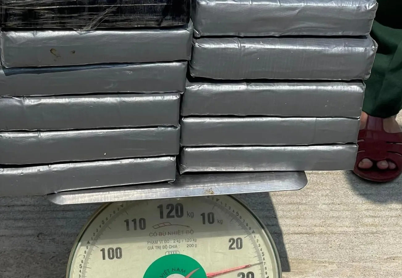 Phát hiện gần 30kg chất nghi ma túy dọc bờ biển Lý Sơn