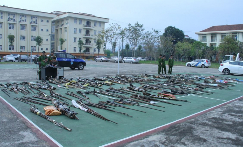 Lào Cai: Người dân tự giác giao nộp hàng trăm vũ khí, công cụ hỗ trợ