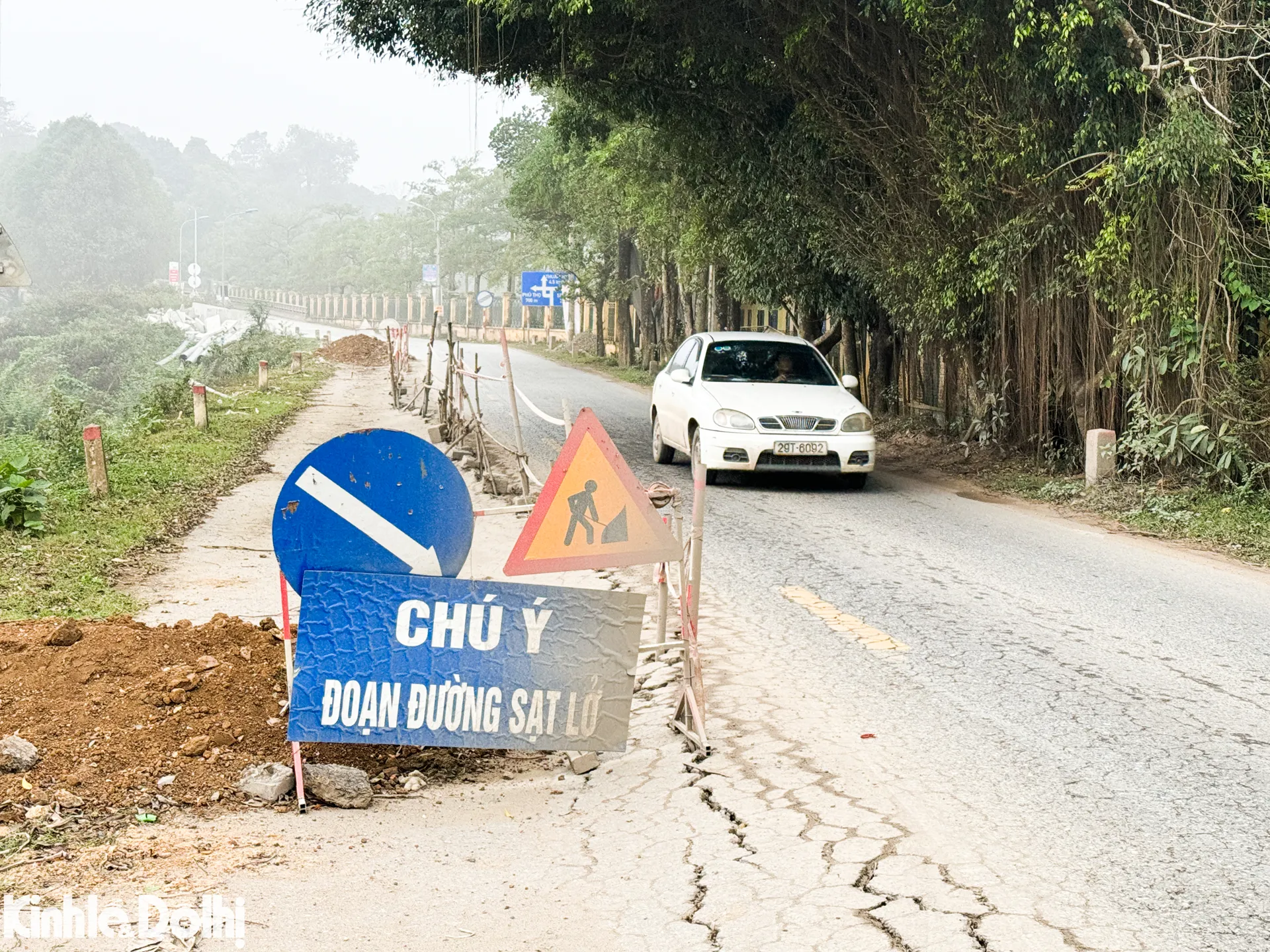 Tỉnh lộ 414 sụt lún nghiêm trọng đường đi 2 xã miền núi huyện Ba Vì