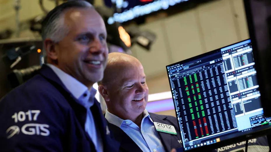 Chứng khoán Mỹ lại lập kỷ lục, Dow Jones tăng hơn 300 điểm