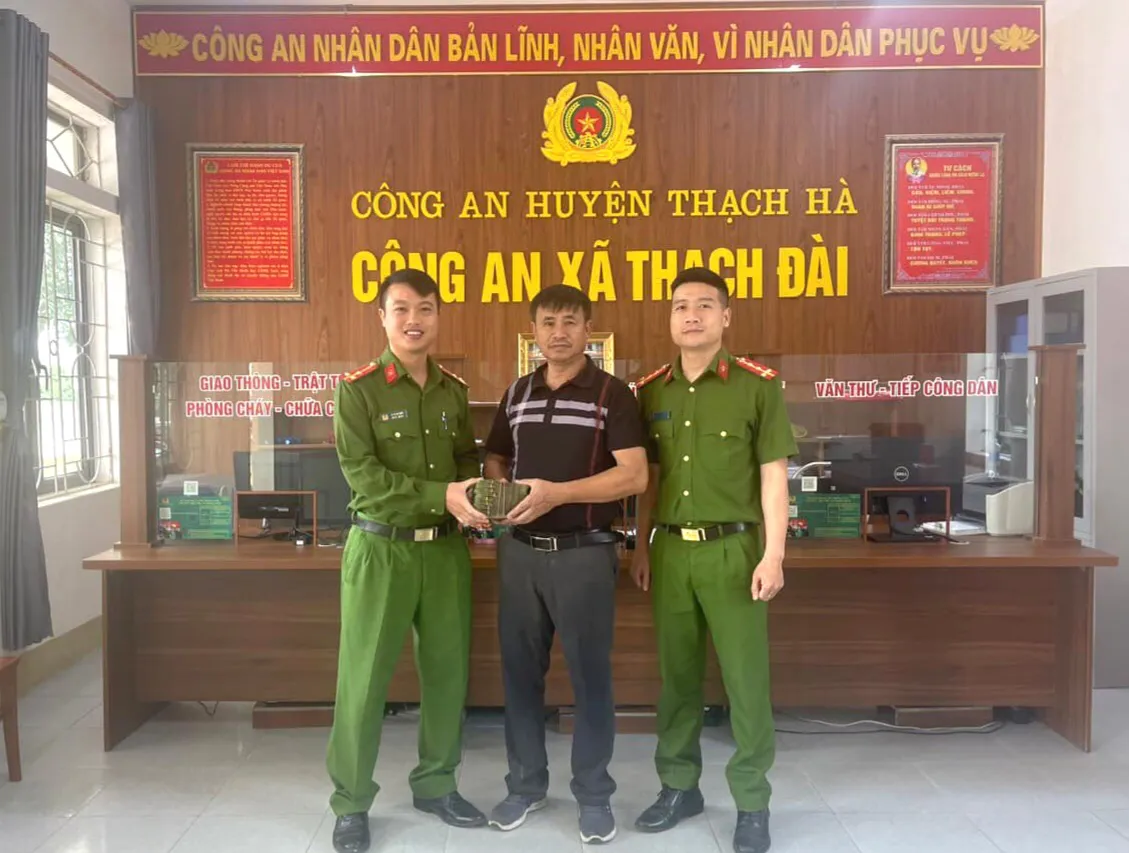 Người dân trả lại số tiền lớn rơi từ trên nóc ô tô