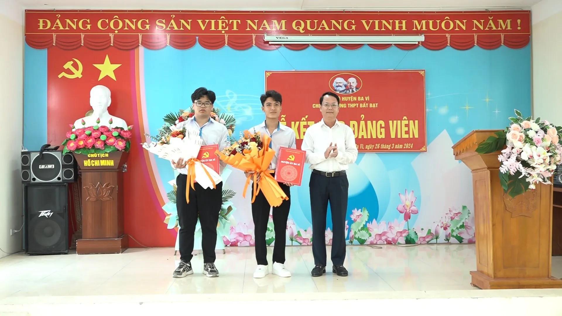 Huyện Ba Vì: 2 học sinh THPT được kết nạp Đảng