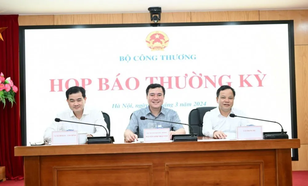 Bộ Công Thương: doanh nghiệp tự quyết định giá bán xăng nhưng không vượt giá trần