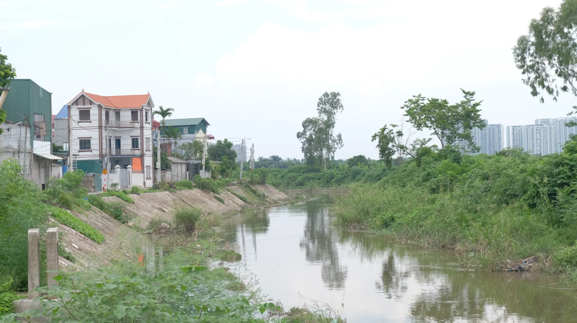 Hà Nội nỗ lực kiểm soát ô nhiễm nước sông Cầu Bây