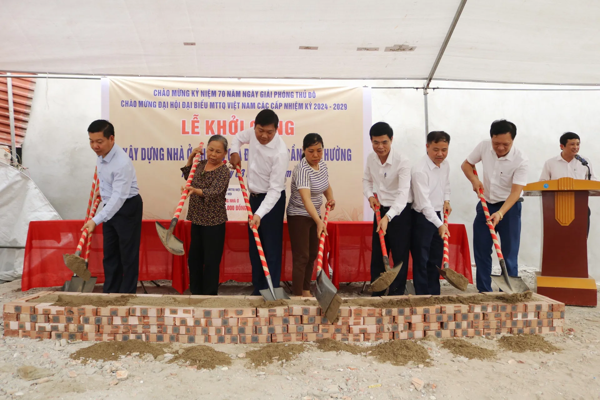 Quốc Oai: 22 hộ nghèo và cận nghèo được hỗ trợ xây, sửa nhà ở