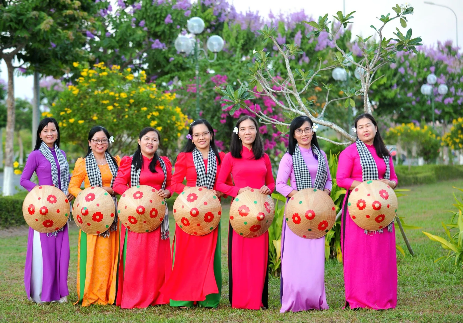 Rực rỡ cung đường bằng lăng tím ở Vĩnh Long