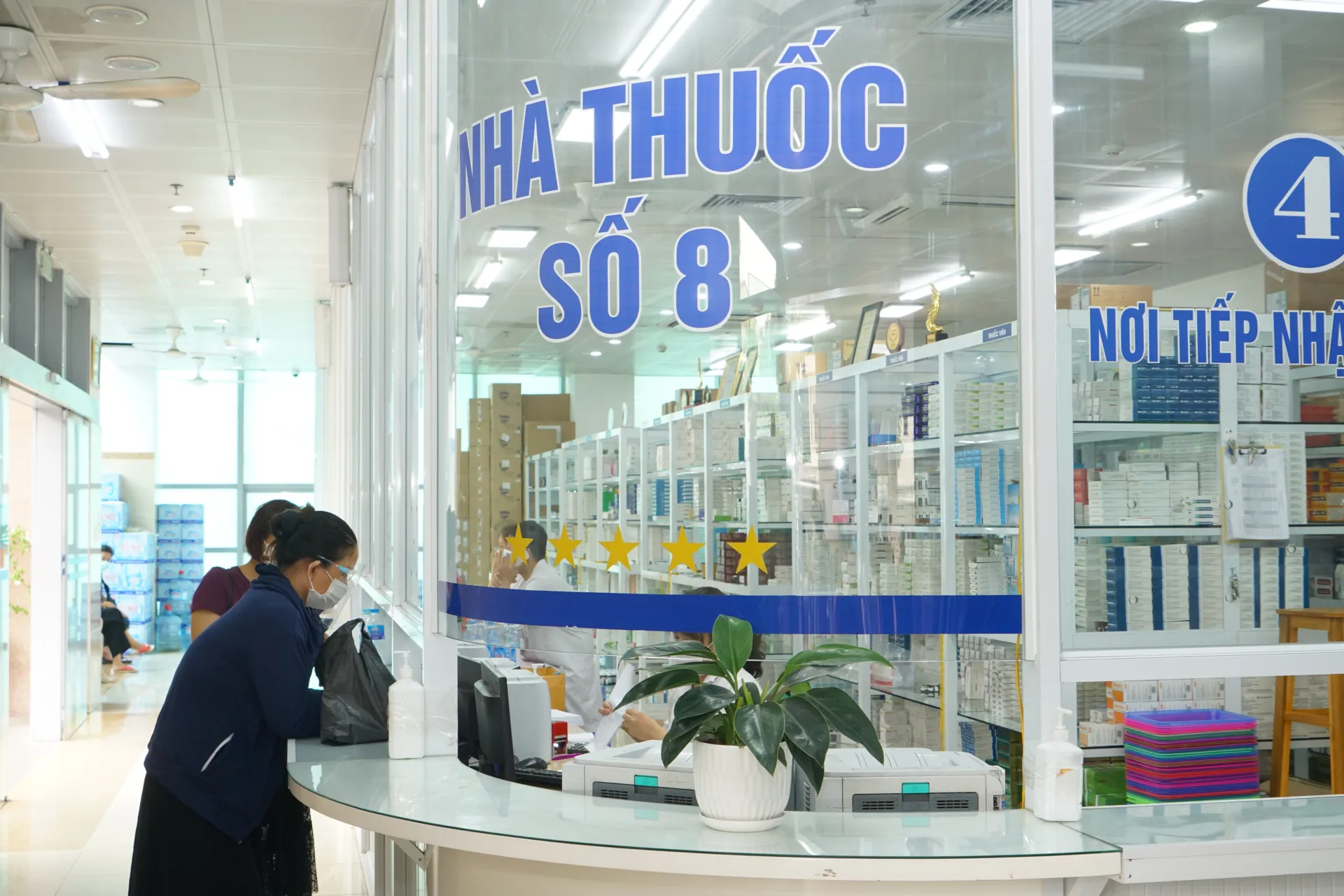 Bảo đảm thuốc, thiết bị y tế tại các bệnh viện: đòi hỏi chính sách căn cơ lâu dài