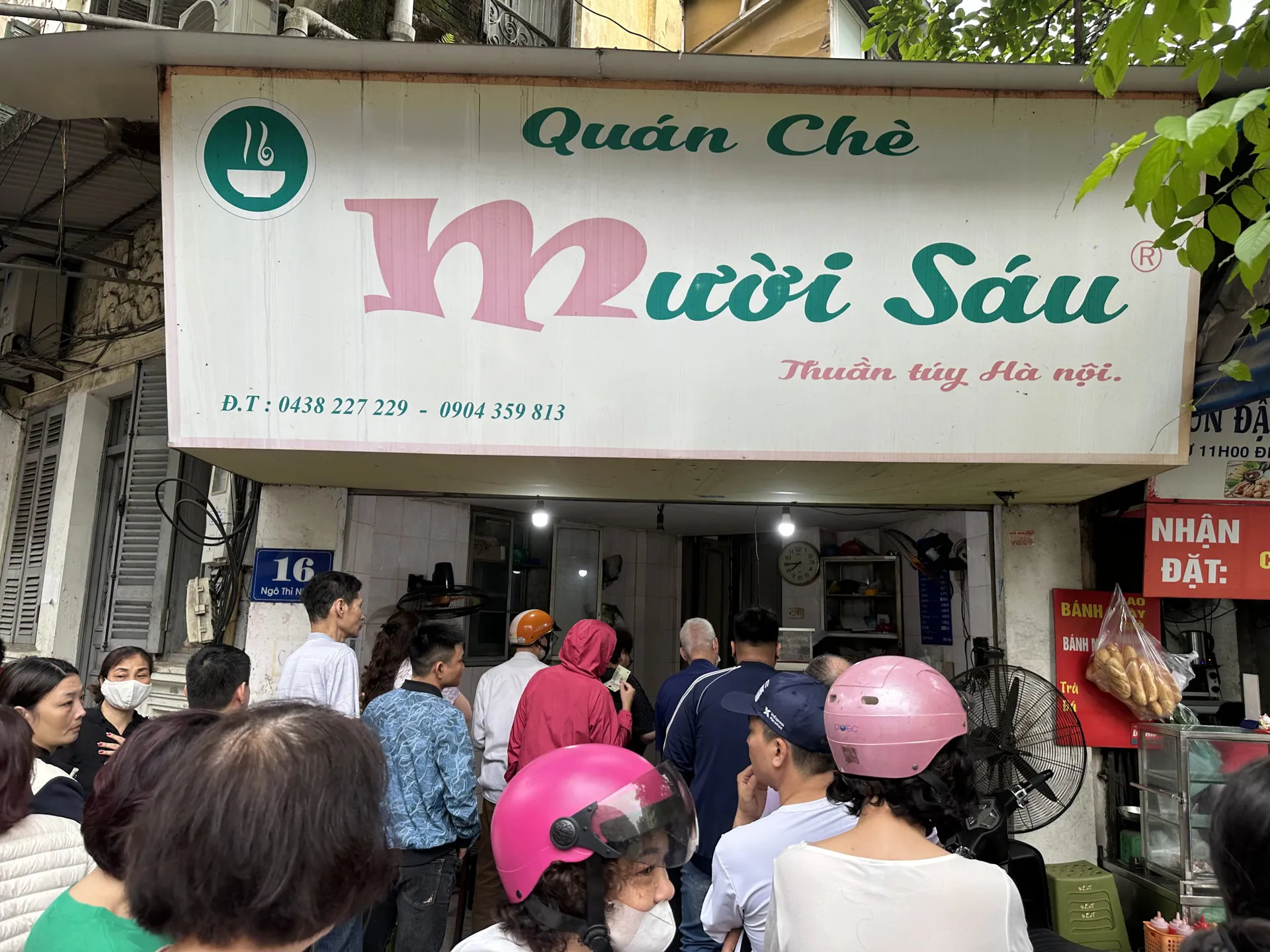 Xếp hàng dài chờ mua bánh trôi, bánh chay tại quán chè cổ truyền Hà Nội