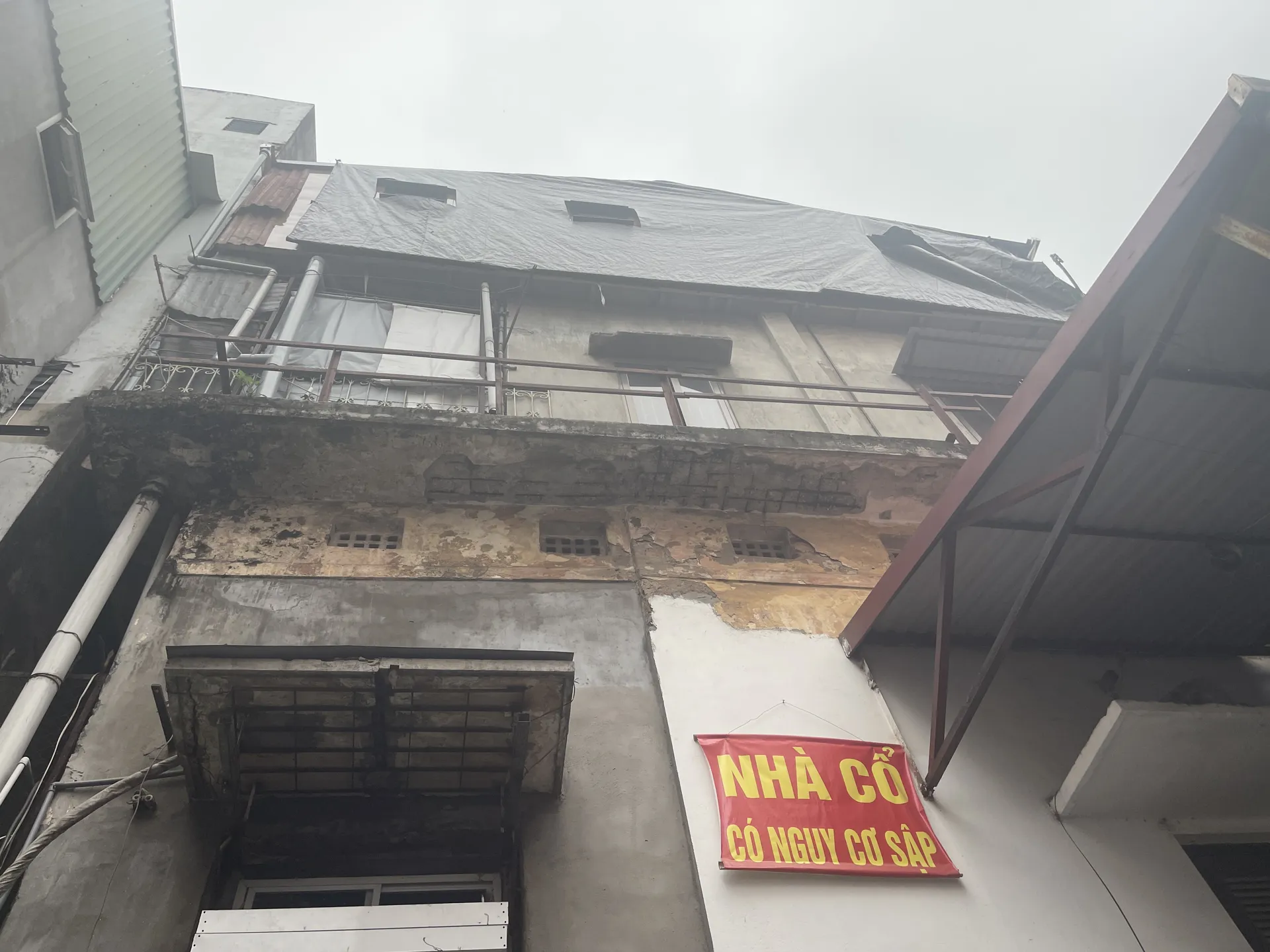 Tại quận Ba Đình: ngang nhiên lấn chiếm không gian chung khu tập thể