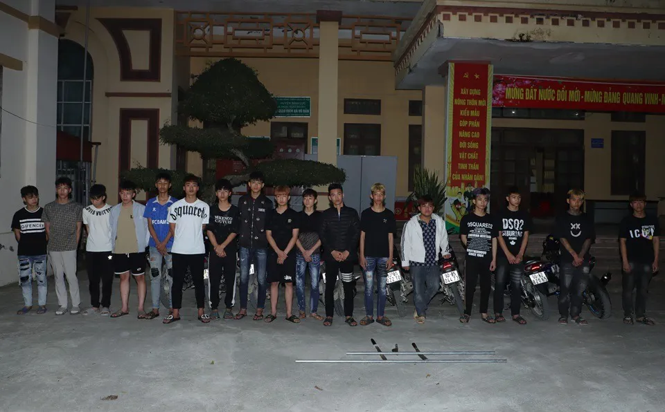 Triệu tập 18 thanh thiếu niên mang hung khí gây náo loạn đường phố