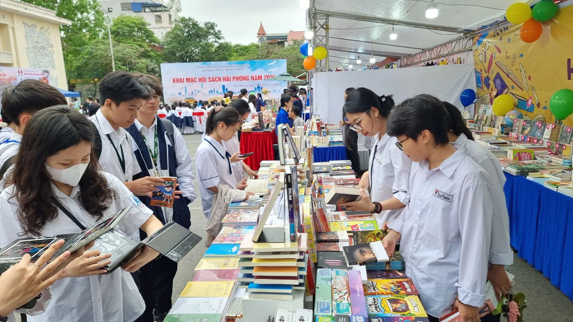 Hội sách Hải Phòng có nhiều chương trình đặc sắc, thu hút đông bạn đọc