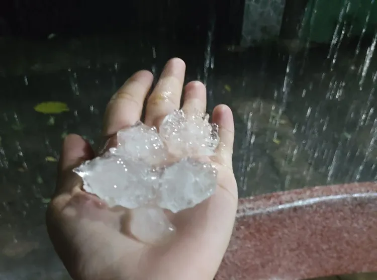 Hà Nội mưa lớn xối xả, xuất hiện mưa đá, nguy cơ ngập lụt nội thành