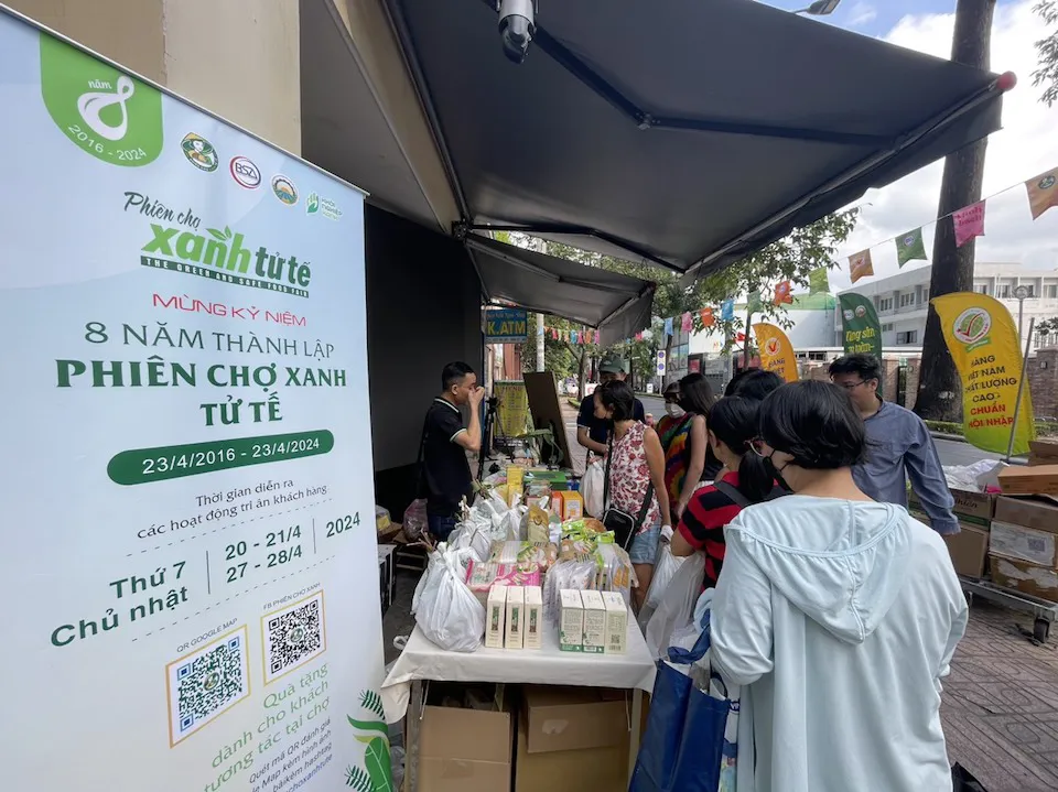 Người tiêu dùng hào hứng lựa chọn sản phẩm sạch tại Phiên chợ Xanh tử tế