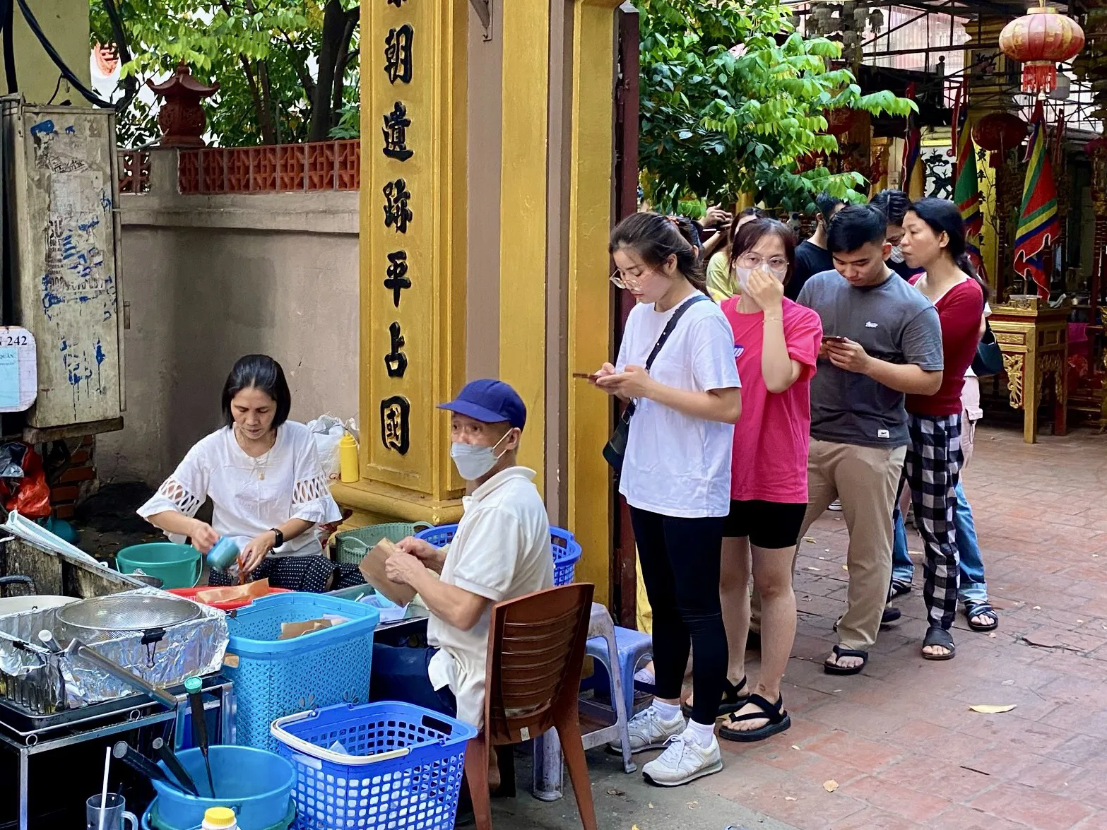 Trải nghiệm mua bánh rán "lấy số - xếp hàng" giữa lòng Thủ đô