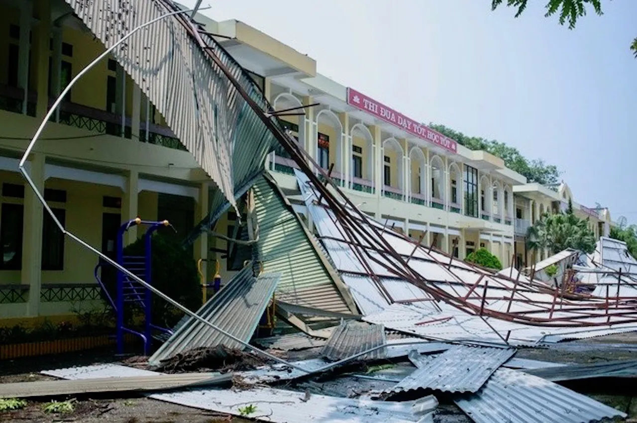 Mưa lớn, dông lốc khiến 1 người chết, gần 9.000 nhà dân bị hư hại