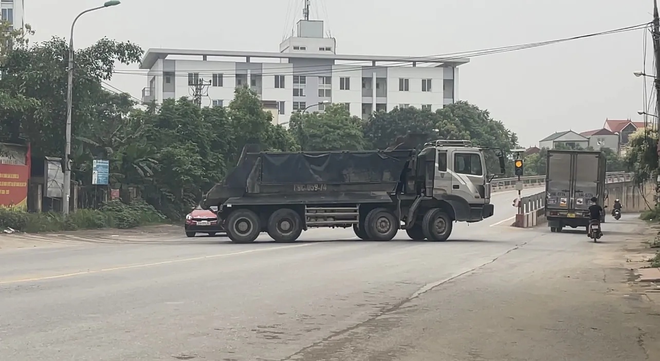 Mất an toàn giao thông tại khu vực đường Ỷ Lan - cầu vượt Phú Thụy