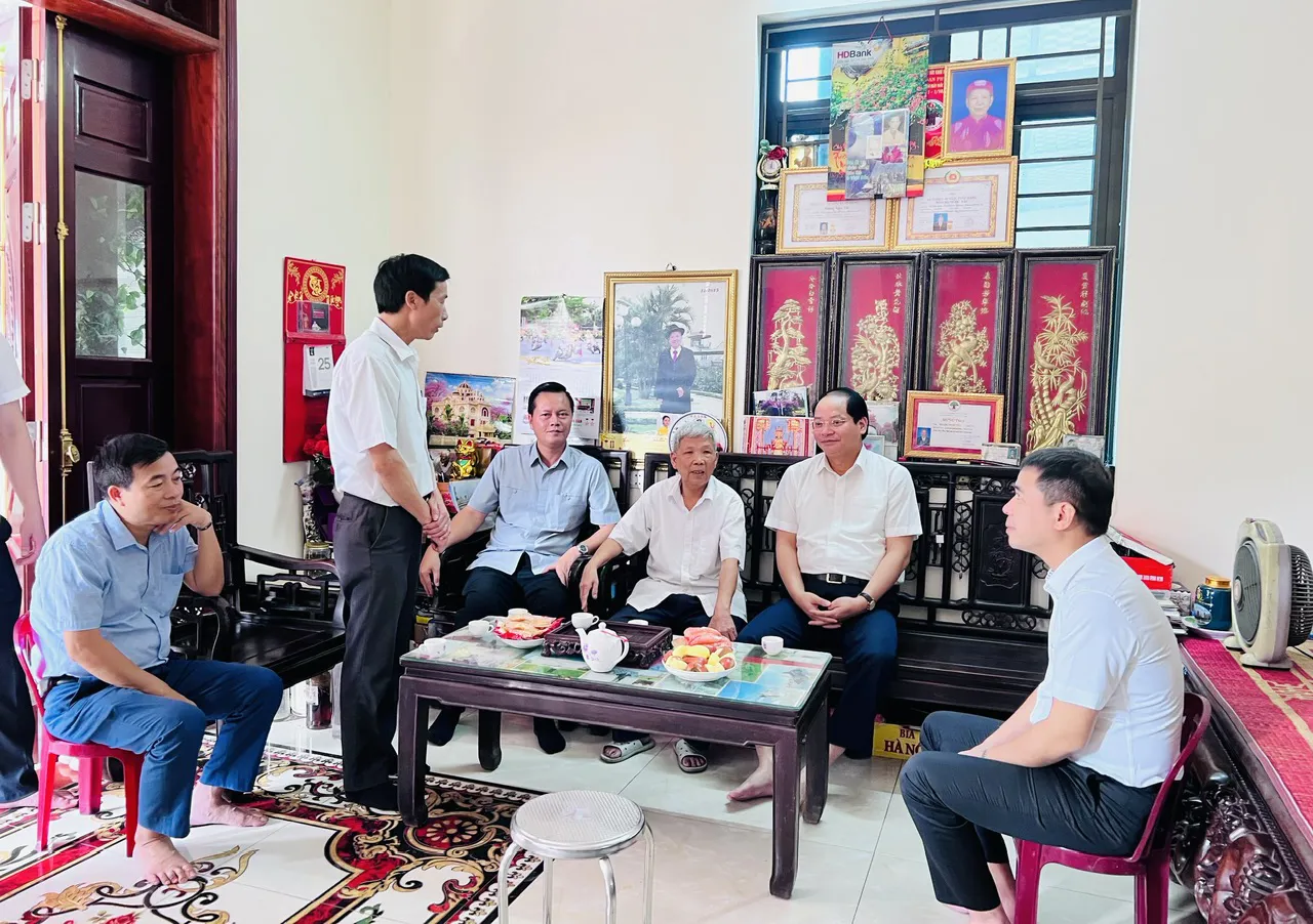 Trưởng ban Tuyên giáo Thành ủy thăm, tặng quà chiến sĩ Điện Biên tại Đan Phượng