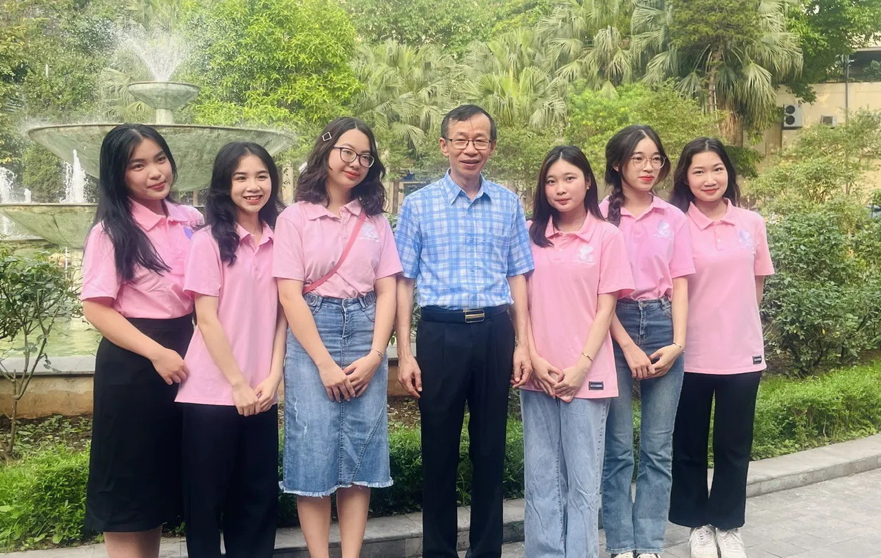 Xúc động cảnh hàng nghìn sinh viên chia tay thầy Hiệu trưởng đáng kính