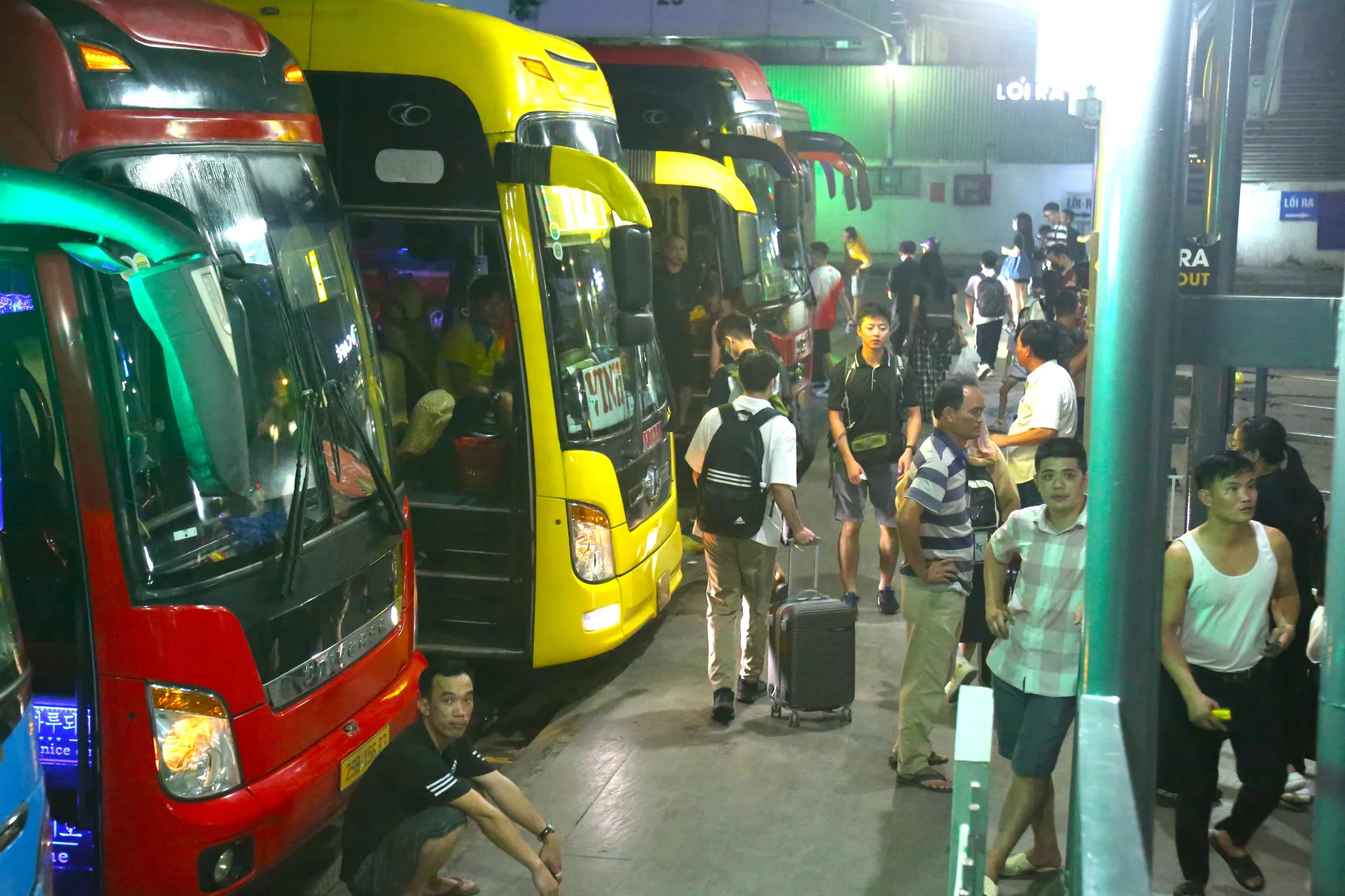 Về quê nghỉ lễ, hàng nghìn người dân đến bến xe lúc nửa đêm