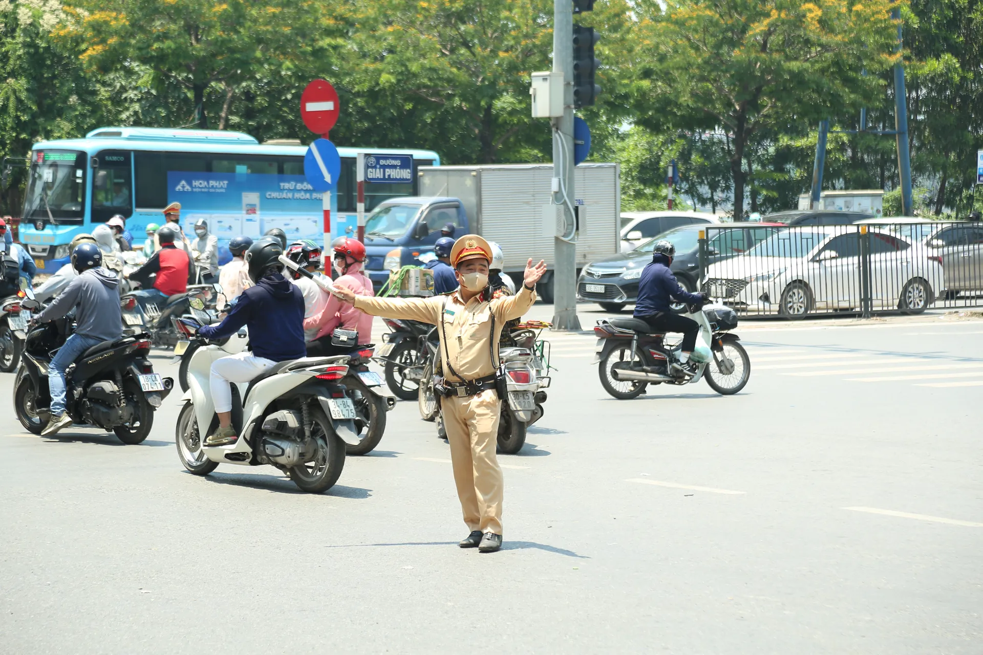 CSGT "đội nắng" phân luồng, hướng dẫn người dân về quê nghỉ lễ 