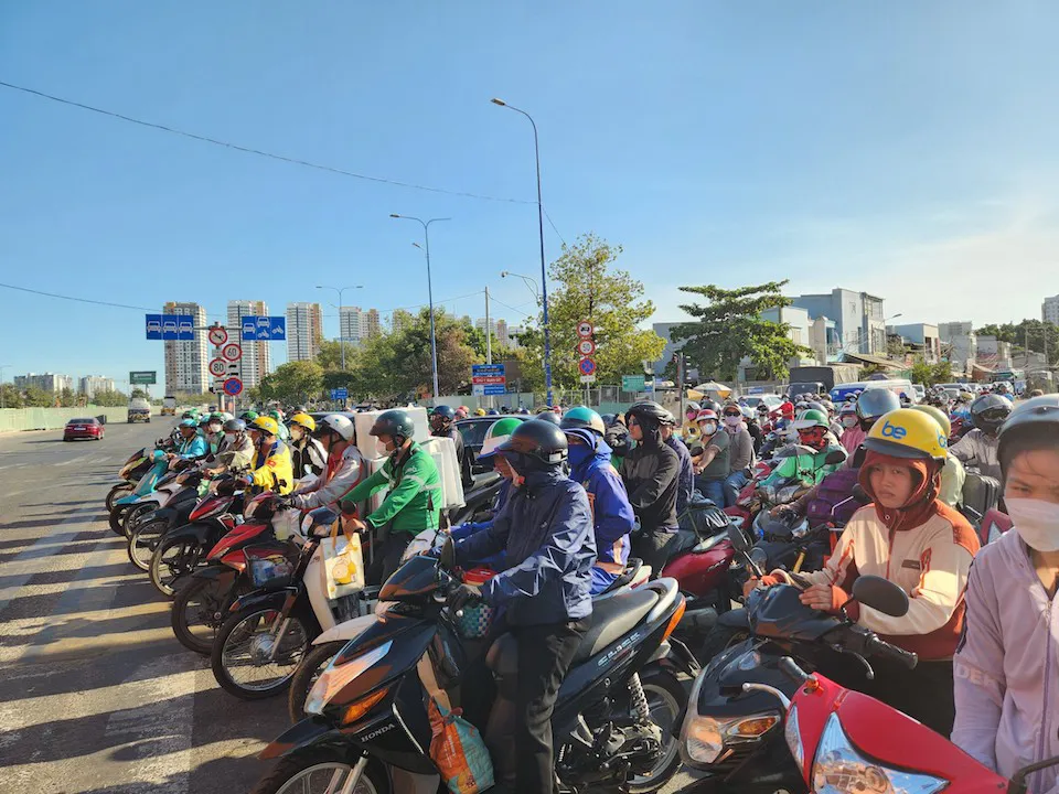 Cửa ngõ Thành phố Hồ Chí Minh ùn tắc ngày đầu nghỉ lễ