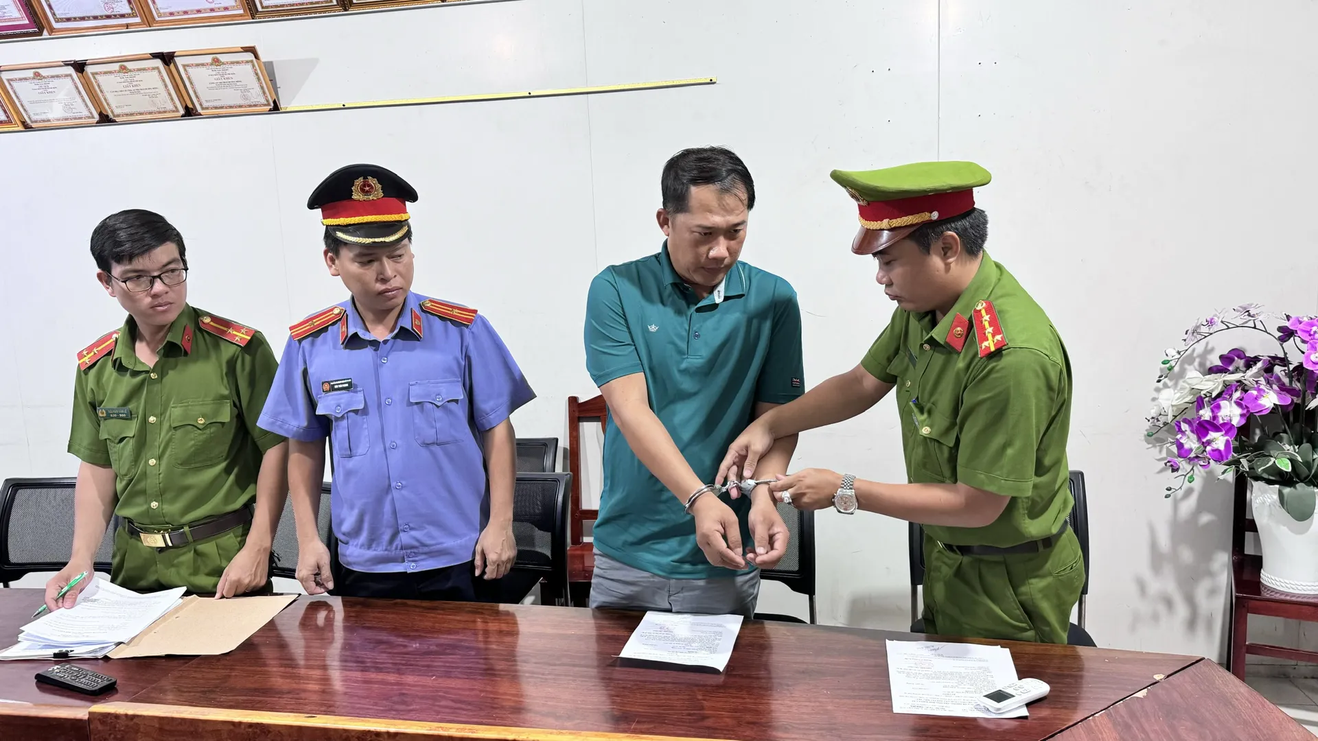 Nhận 5 tỷ đồng và một xe ô tô, nguyên Chủ tịch xã bị bắt