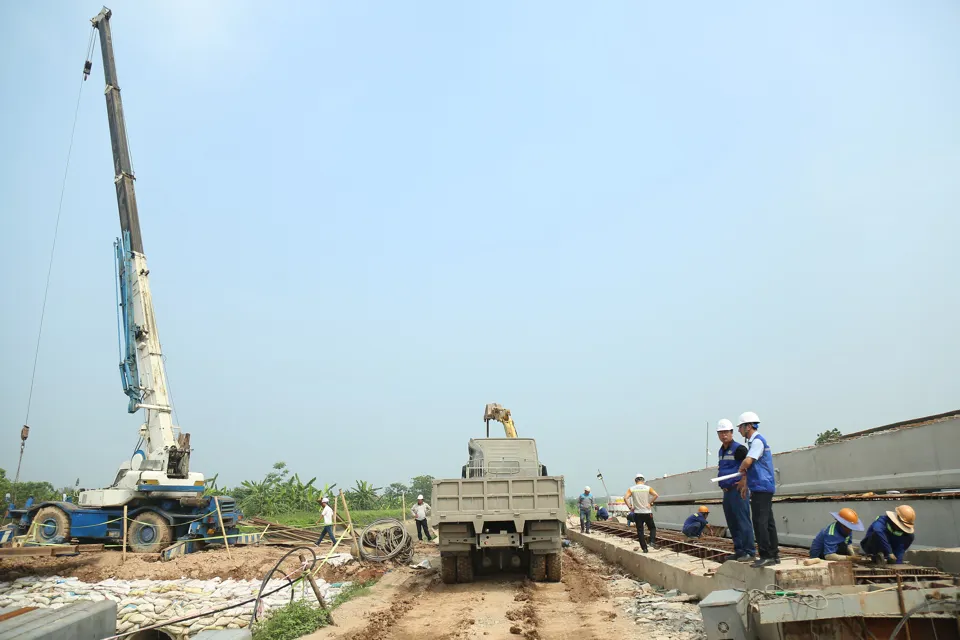 Hàng trăm công nhân thi công Vành đai 4 xuyên kỳ nghỉ lễ