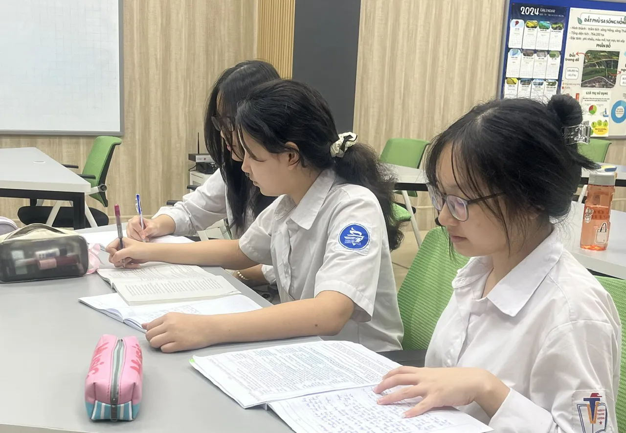 Học sinh cuối cấp nghỉ lễ: Người “cố thủ” ôn tập, người tranh thủ xả hơi