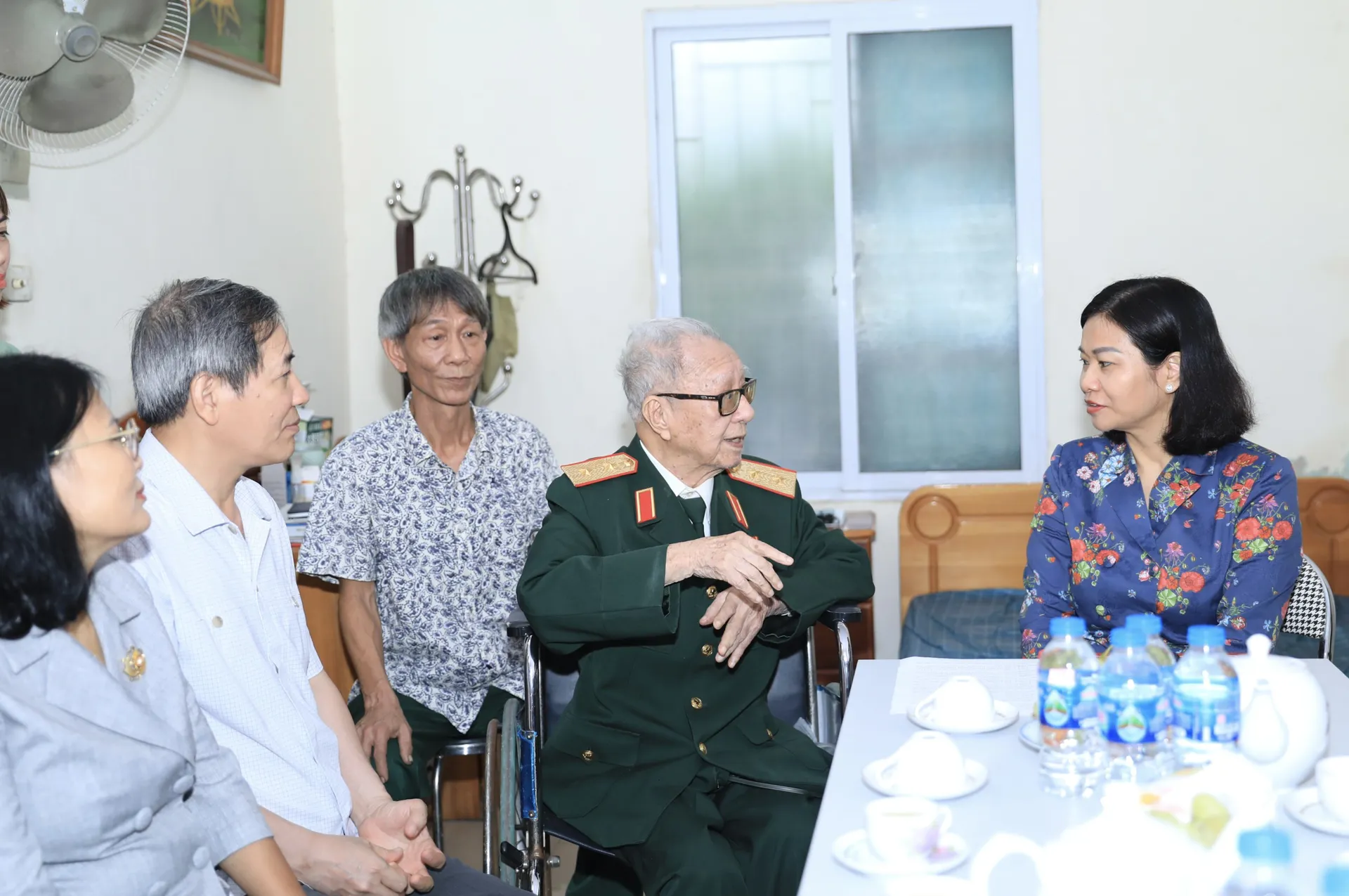 Lãnh đạo TP Hà Nội thăm, tặng quà thân nhân liệt sĩ, chiến sĩ Điện Biên