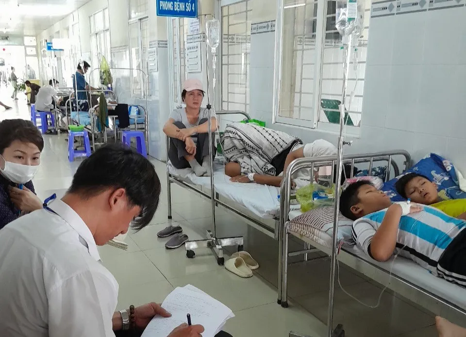 Học sinh bị ngộ độc do ăn bánh mì sẽ được thi khi khỏi bệnh