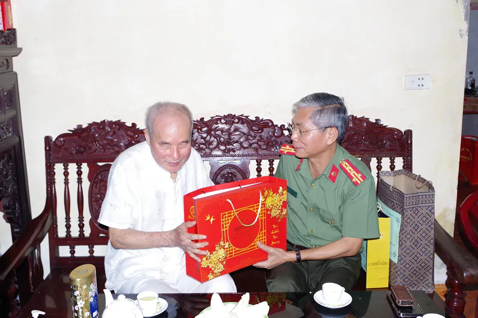 Hà Nam: thăm và tặng quà người có công tham gia chiến dịch Điện Biên Phủ