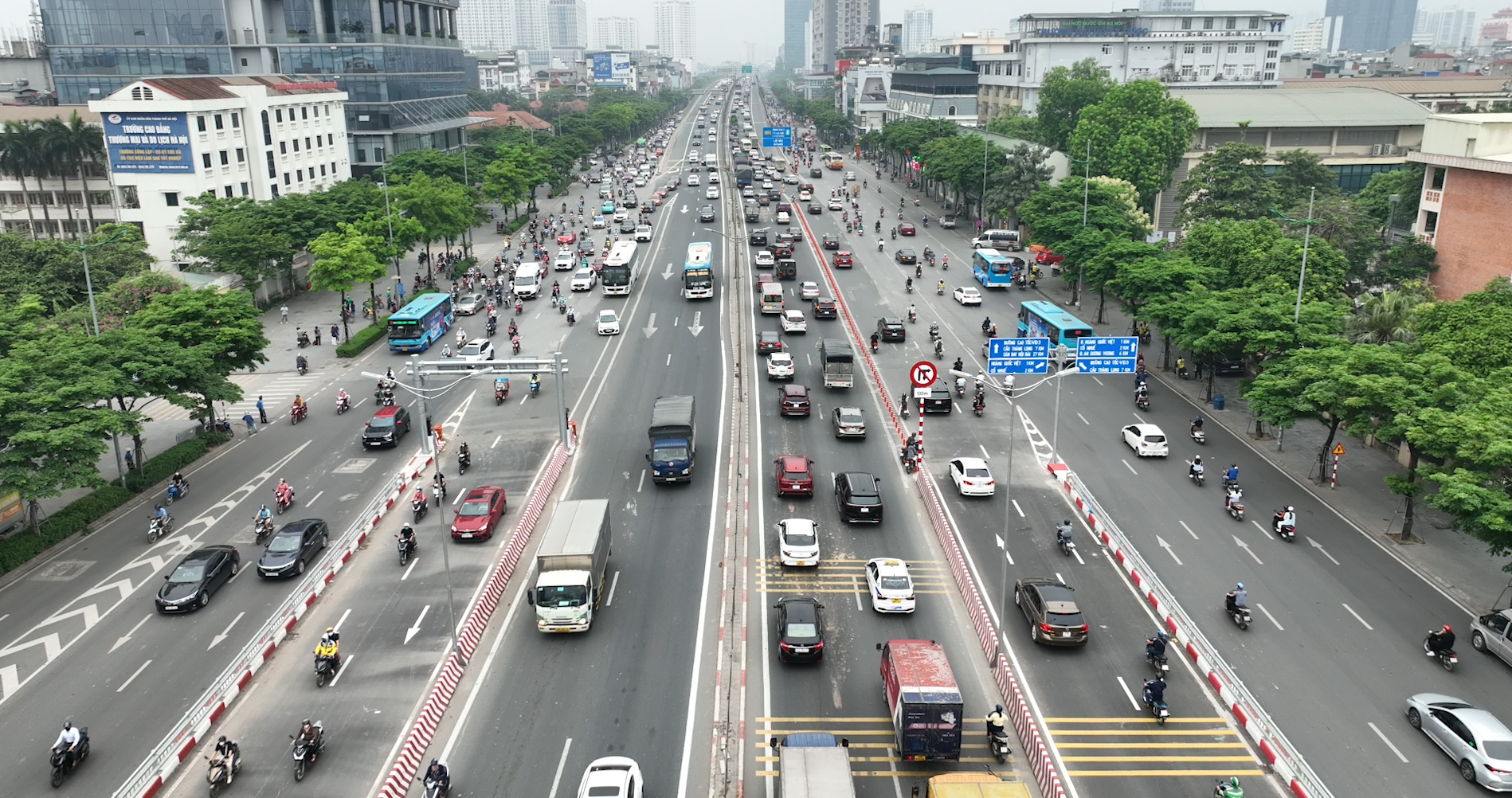 Giao thông thuận lợi trong ngày đầu cầu vượt Mai Dịch thông xe