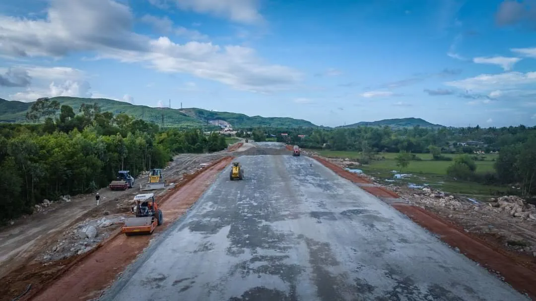 Quảng Ngãi tập trung tháo gỡ vướng mắc để bàn giao mặt bằng cao tốc