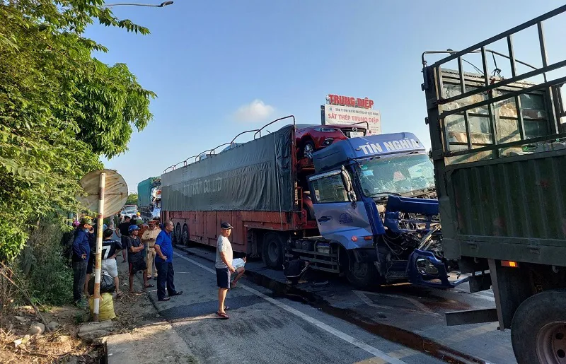 Quảng Bình: ba xe ô tô va chạm liên hoàn, một tài xế bị thương nặng