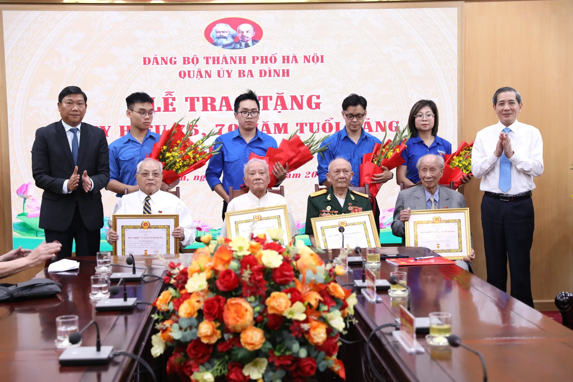 Trao Huy hiệu 75 năm tuổi Đảng cho đảng viên lão thành quận Ba Đình