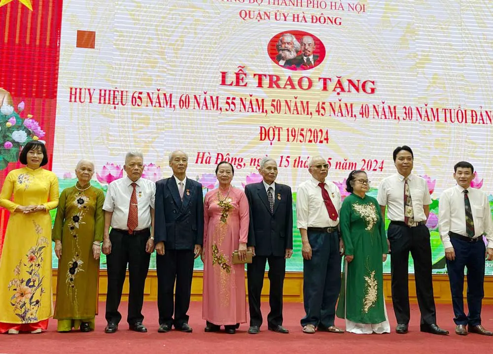 Quận Hà Đông trao Huy hiệu Đảng cho 422 đảng viên lão thành