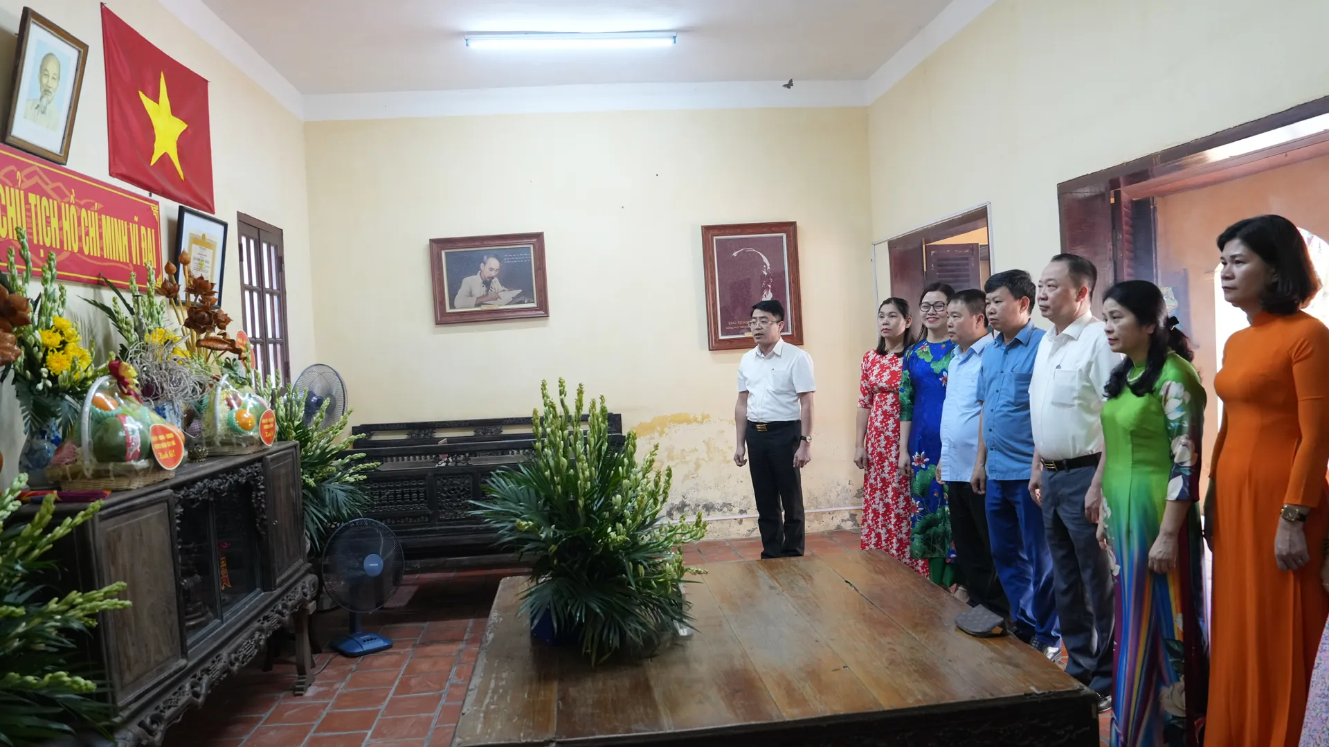 Quận Tây Hồ dâng hương tưởng nhớ Chủ tịch Hồ Chí Minh