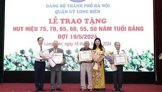 Lãnh đạo Thành phố trao Huy hiệu Đảng tặng đảng viên lão thành quận Long Biên