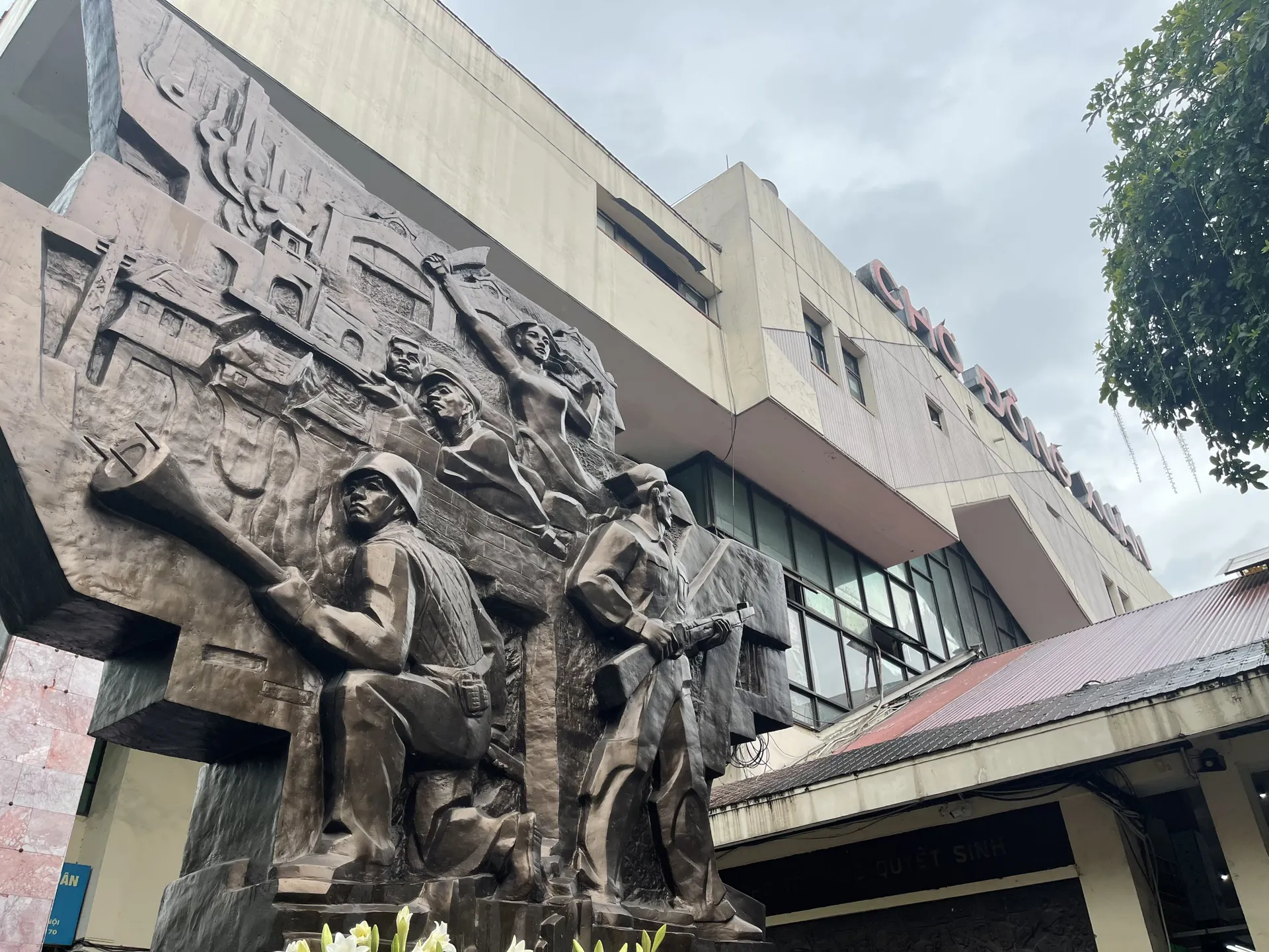 Bức phù điêu “Hà Nội - Mùa Đông 1946”