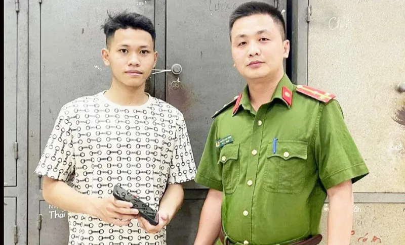 Nam thanh niên rơi tài sản vui mừng khi nhận lại từ cảnh sát