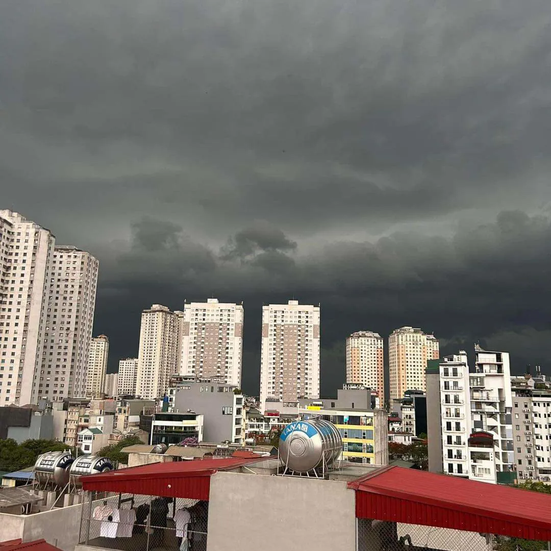 Hà Nội: Bầu trời đen kịt trước trận mưa lớn chiều 19/5