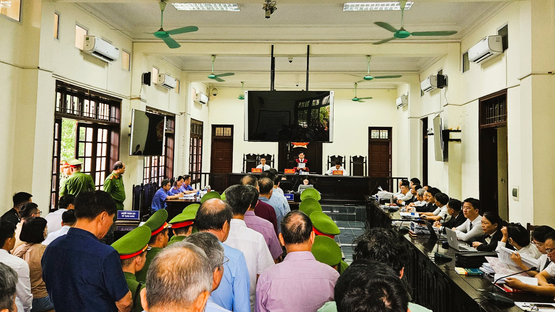 Lào Cai mở phiên toà xét xử vụ án khai thác quặng Apatit trái phép