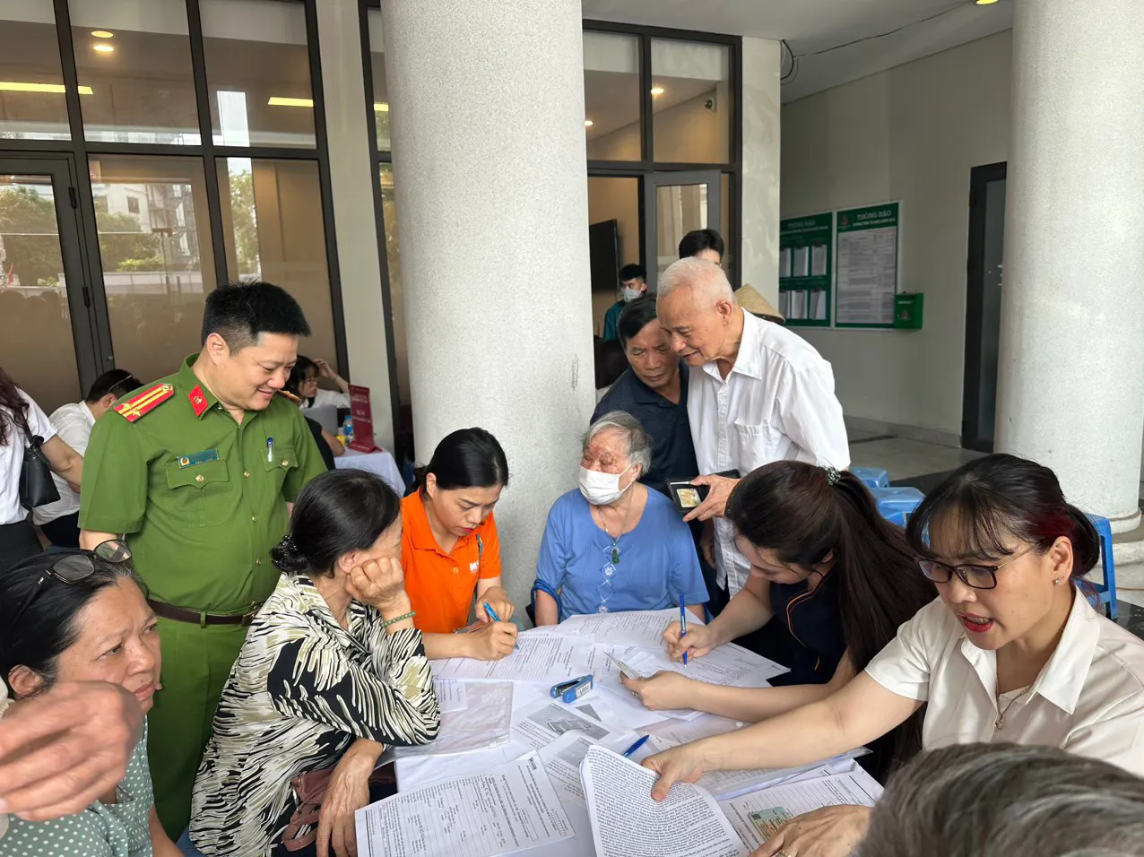 Tây Hồ đẩy mạnh thanh toán không dùng tiền mặt cho người cao tuổi